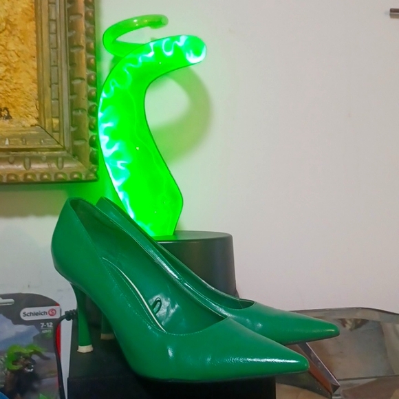 ZARA EMERALD GREEN LEATHER KITTEN HEEL PUMPS 9/40 - Picture 1 of 5